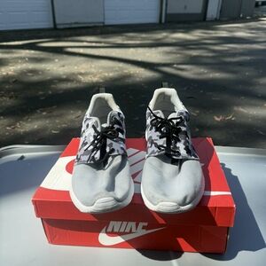 Nike Wolf Grey Roshe One SE  Size 12